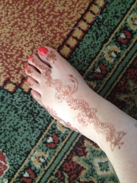 Henna on my foot. Personally, I like having it on my feet best, although I usually hate feet as a general rule.  Feet are ugly, but henna on the feet lasts a little longer than the hands, and I get tired of looking at it on my hands after a few days.  As you can see, after the paste chips off, the stain is much lighter in color. 